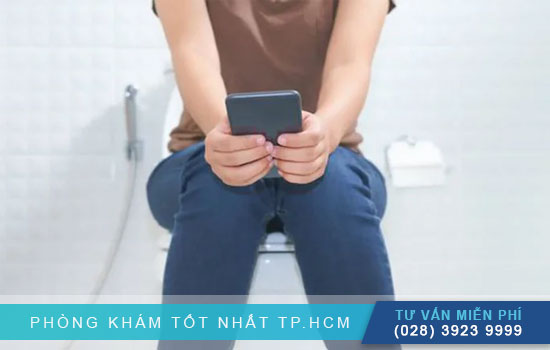 Những tác hại của việc sử dụng điện thoại khi đi vệ sinh  7-tac-hai-cua-viec-vua-di-ve-sinh-vua-bam-dien-thoai