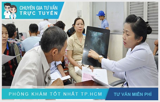 Bệnh nhân đến khám bệnh tại Bệnh viện E Hà Nội