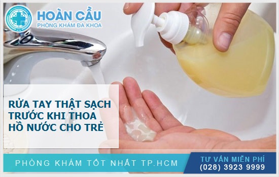 Rửa tay thật sạch trước khi bôi hồ nước cho trẻ