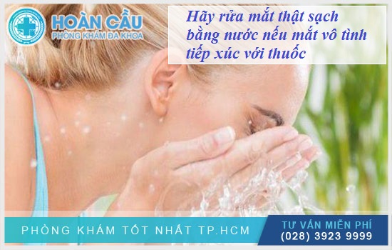 Hãy rửa mắt thật sạch bằng nước nếu mắt vô tình tiếp xúc với thuốc