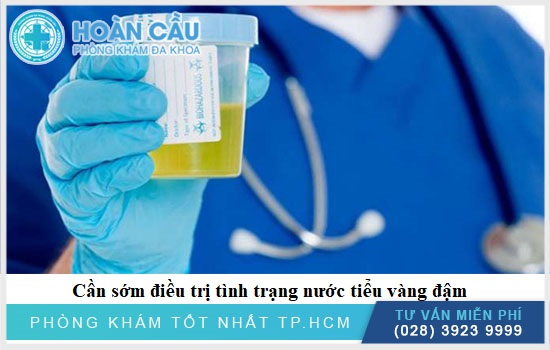 Cần sớm điều trị tình trạng nước tiểu có màu vàng đậm