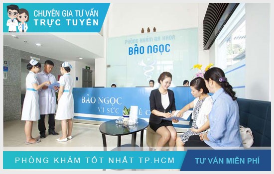 Đăng ký khám bệnh dưới sự hướng dẫn tận tình của nhân viên phòng khám