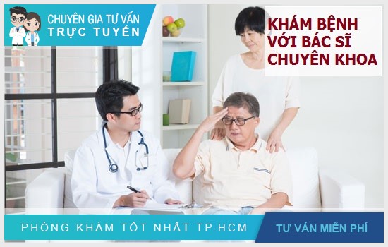 Bác sĩ tận tình trong công tác khám chữa bệnh cho bệnh nhân