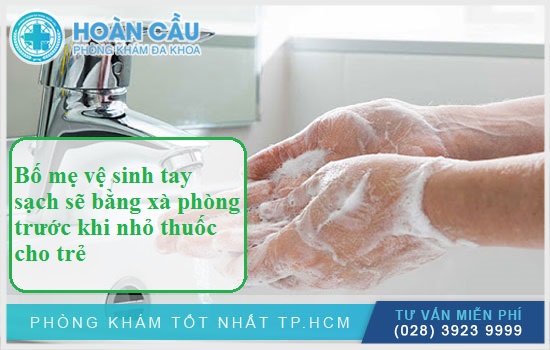 Bố mẹ vệ sinh tay sạch sẽ bằng xà phòng trước khi nhỏ thuốc cho trẻ